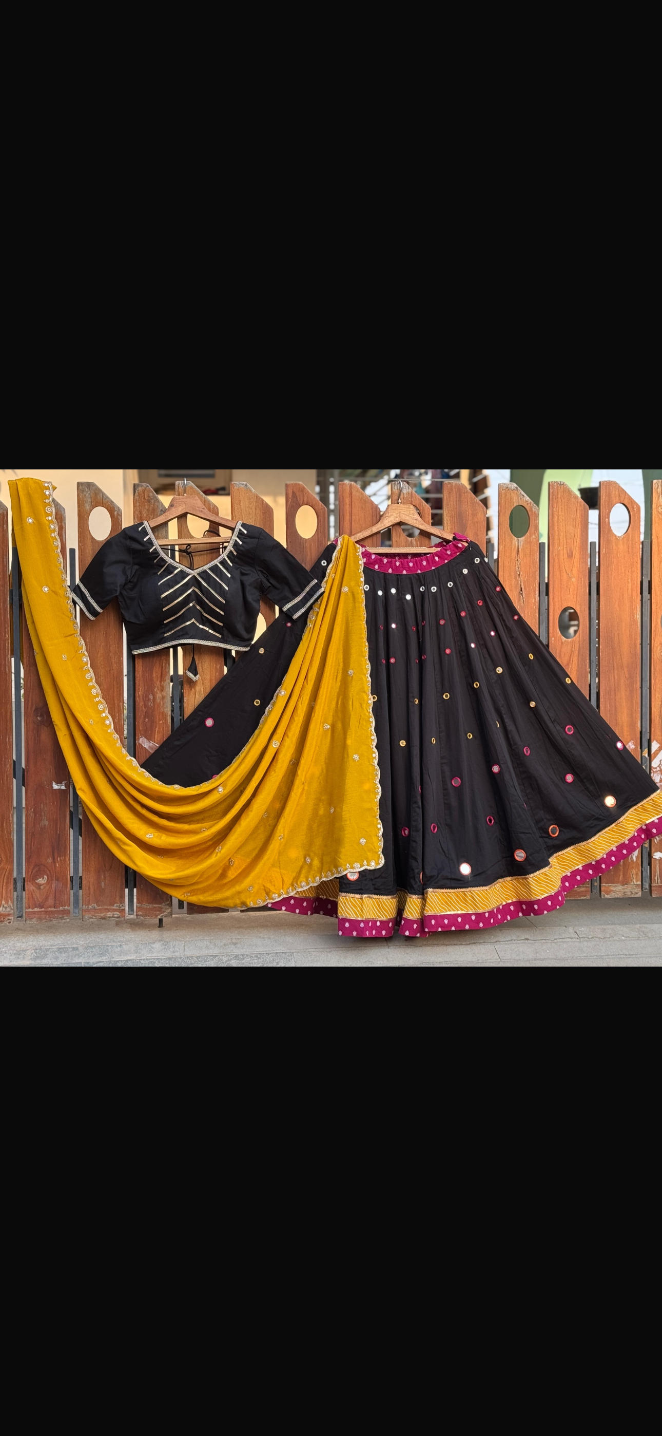 Manushi | black