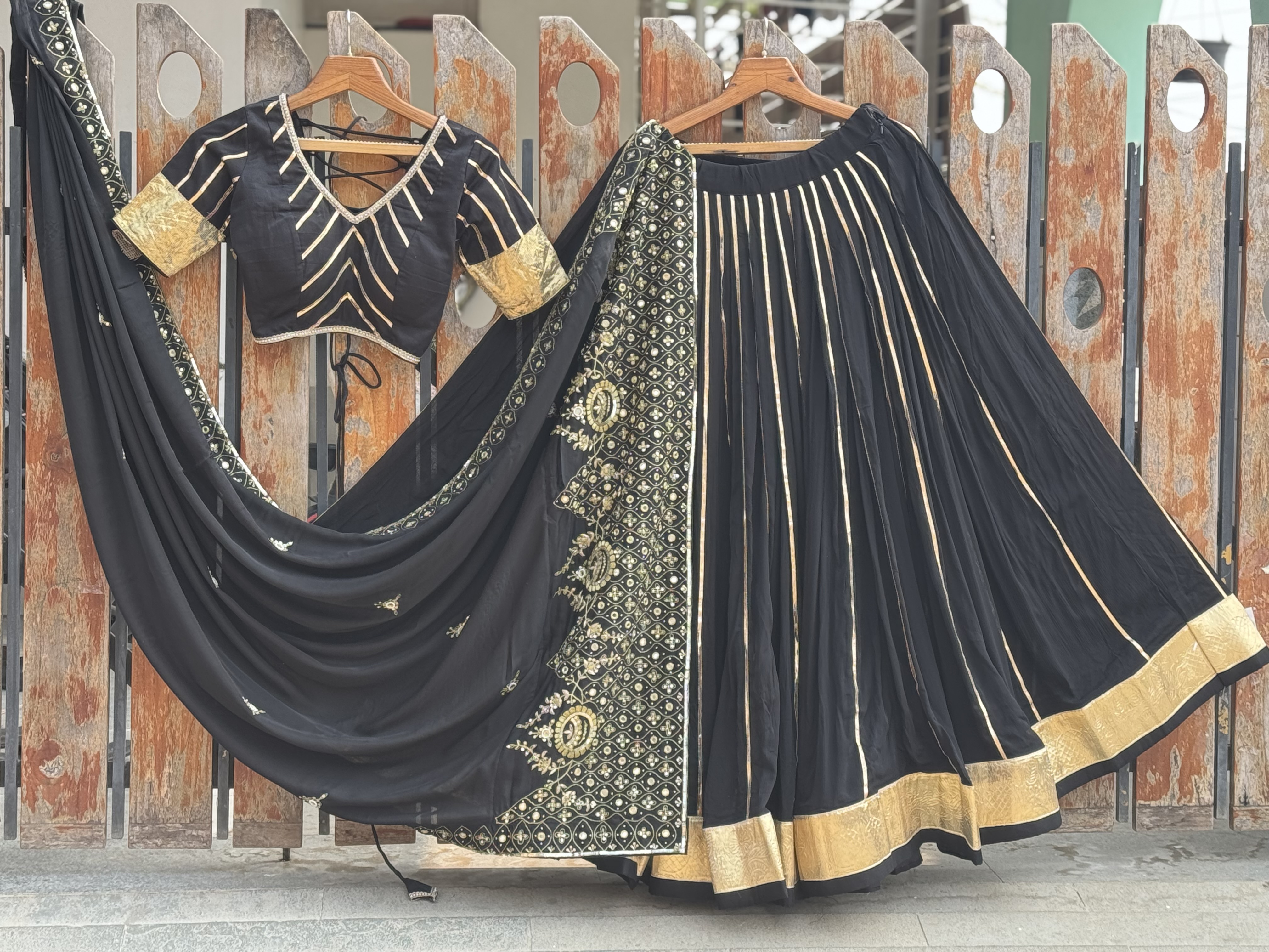 Chinnon | Black