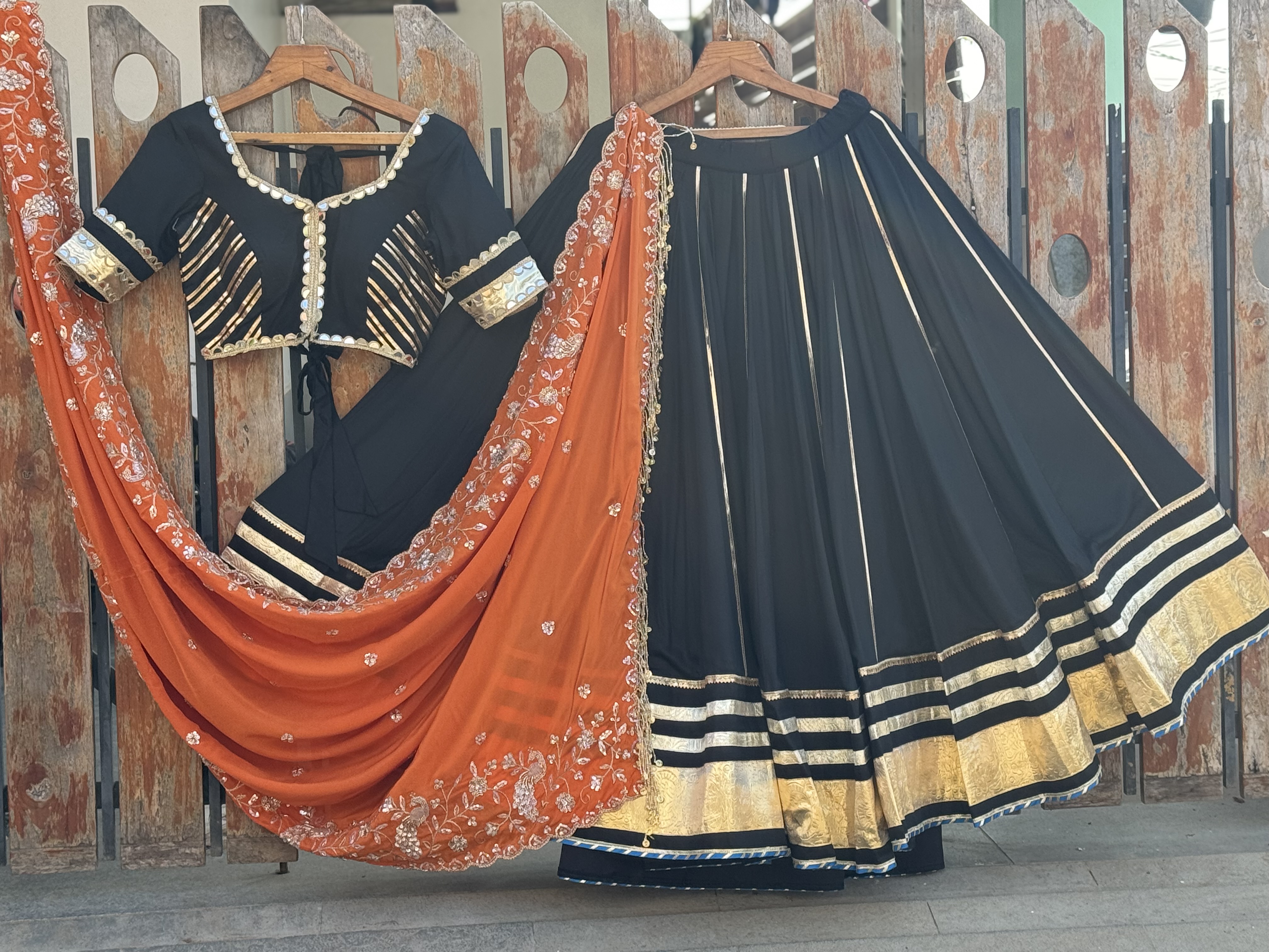 Manasvi | Black