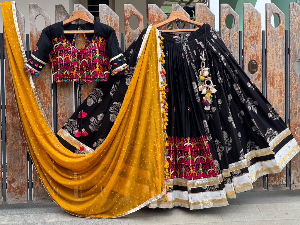 Taj | black