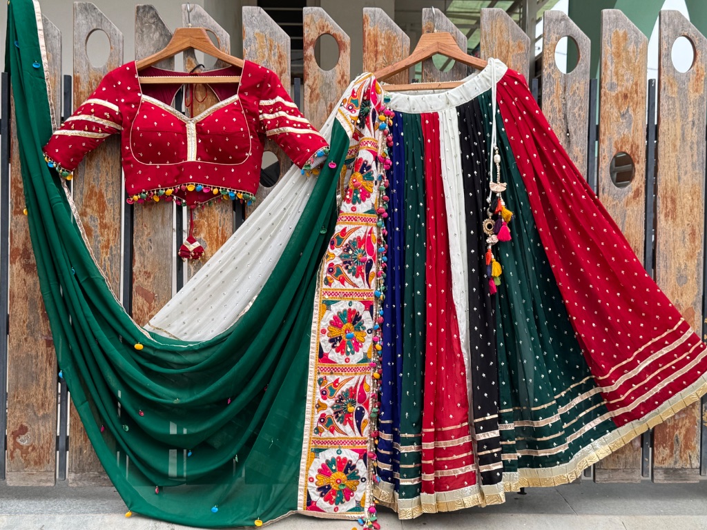 Amayaa | cream black red blue